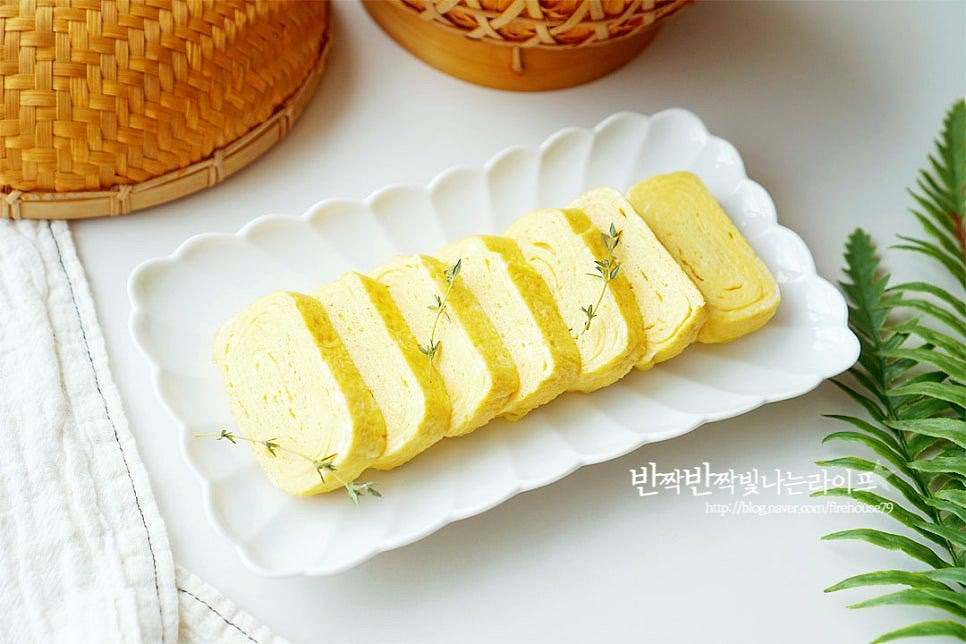 기다란 접시에 푸짐하게 담아 완성합니다. 입맛에 따라 마요네즈와 같은 소스를 곁들이거나 쪽파나 파슬리를 뿌려주셔도 좋습니다. 일본식 계란말이는 재료를 준비하여 밑간한 뒤 굽기까지 조리과정에서 단맛 감칠맛을 더하고 촉촉하게 말아 만드는데 갈색빛이 나지 않게 얇게 모양을 내어 완성합니다. 야채나 햄이 들어가지않아도 재료 본연의 고소함과 달달한 맛이 은은하고 부드러워 아이 어른 누구나 먹기좋답니다. 온가족이 좋아는 계란반찬 맛있게 만들어드세요. 끄읕 !