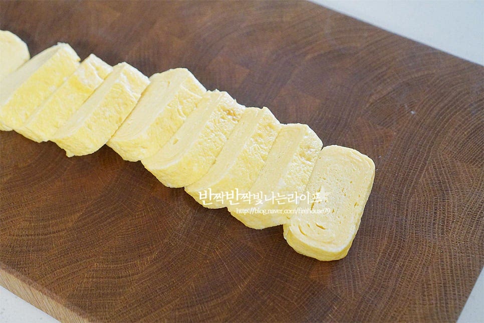 두툼하게 완성되면 한 입 크기로 먹기 좋게 잘라줍니다. 너무 뜨거우면 부서지기 쉬우니 한 김 식혀 잘라주면 됩니다. 모양을 내고 싶다면 뜨거울 때 김발로 말아 고정해 주셔도 좋습니다.