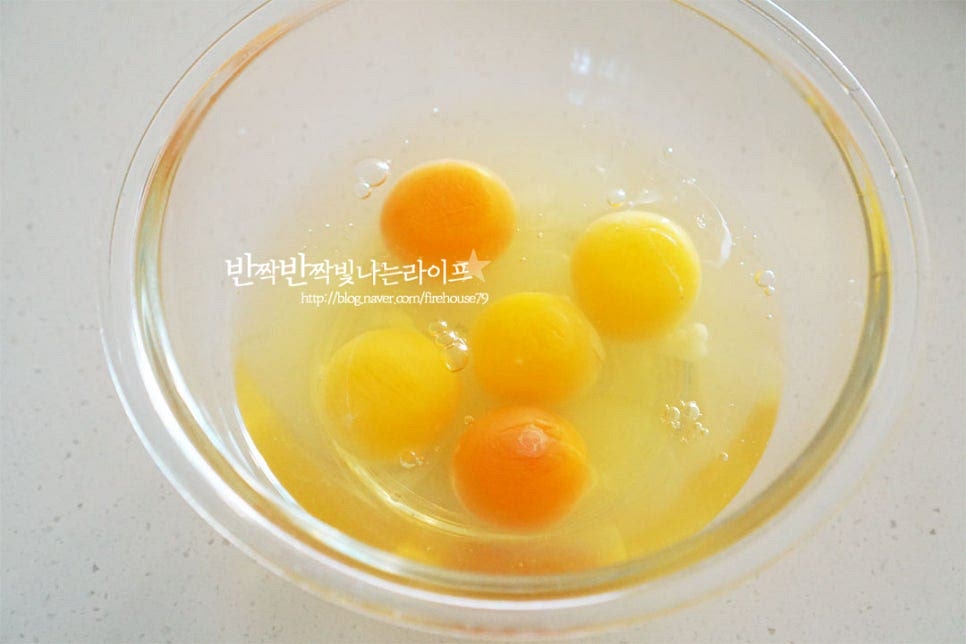 넉넉한 크기의 볼에 계란 5개를 준비하여 깨뜨려 넣어줍니다. 5개 정도로 만들면 두툼한 두께로 만들어 밥반찬이나 초밥을 만들어 먹기 적당합니다. 먼저 가볍게 풀어 섞어줍니다. 쯔유 2/3 큰 술, 맛술 1 큰 술, 설탕 1/2 작은 술, 소금 1 꼬집을 넣어줍니다. 쯔유를 활용하면 가쓰오부시 육수의 감칠맛을 낼 수 있으며 설탕으로 달달한 맛을 더합니다. 단맛은 입맛에 맞게 조절해 주셔도 좋습니다. 그리고 다시마육수 2 큰 술을 넣어주는데요. 육수를 넣어 촉촉한 식감을 살려주는데 많이 들어가면 예쁘게 말기 어려울 수 있으니 적당하게 부드럽게 어우러질 정도로만 넣었습니다. 미리 찬물에 다시마 조각을 넣고 5분 정도 우려두거나 전자레인지 30초 정도 돌려 간단하게 다시마물을 준비해 주면 됩니다. 재료가 골고루 섞일 수 있도록 곱게 풀어줍니다. 밑간을 완성한 계란물은 고운 체에 한번 내려줍니다. 부드러운 식감의 일본식 계란말이는 일반적인 방법으로 만들 때와 달리 뭉침없이 부드럽게 계란물을 만들어야합니다. 체에 내리면 알끈 덩어리와 뭉친 부분이 걸러집니다.