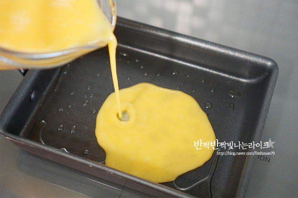 두툼하게 굽기 위해 사각팬을 준비했습니다. 예열을 한 다음 식용유 약간 뿌려 팬에 전체적으로 코팅될 수 있도록 해줍니다. 타지 않고 노란색이 일정하고 깔끔하게 구울 수 있도록 약불로 조절한 뒤 계란물을 얇게 부어줍니다. 얇게 부어가며 계속 돌돌 말아 모양을 잡아주는데요. 덜 익은 반숙 정도로 하얗게 익어가는게 보이면 한쪽 테두리 부분을 접어말아가며 돌돌 모양을 내어줍니다. 갈색빛이 나지 않게 바닥 부분의 계란물이 익는 게 보이면 적당한 타이밍에 말아주고 또 말아주는 과정을 반복합니다. 이음새 부분은 분리되지 않도록 계란물을 부을 때는 팬 손잡이를 잡고 비스듬히 세워 그 사이로 달걀물이 들어가 고정될 수 있도록 합니다. 갈색빛으로 구워지지 않도록 계속 약불로 은은하게 불을 유지하며 나머지 계란물을 모두 부어 모양을 만들어줍니다. 다 말아지면 측면도 골고루 익을 수 있도록 세워서 익혀줍니다.
