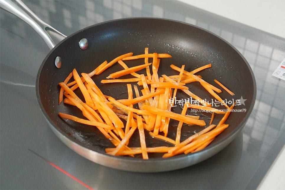 팬에 식용유 약간 두르고 단단한 당근을 먼저 가볍게 볶아주어요. 가볍게 볶다가 양파, 파프리카, 버섯을 넣고 같이 볶아 주어요. 버섯이 2/3 정도 익으면 삶은 면과 소스를 넣고 같이 볶아요. 소스는 간에 따라 양을 조절해 주세요. 곁들이는 부재료가 넉넉하게 들어가면 조금 싱거워지고, 적게 넣으면 간간해지니 그에 맞추어 넣어주시는 게 좋아요~ 재료와 고르게 볶아 줍니다. 당면볶음이 어우러지면 콩나물과 부추를 넣고 양념이 스며들도록 볶아 줍니다. 아삭한 식감을 살릴 수 있도록 빠르게 버무려 볶아 마무리해요. 먹기 좋게 그릇에 담은 뒤 통깨를 약간 뿌려줍니다. 빨간 색감이 먹음직스럽죠. 아이가 먹거나 매운 게 싫다면 고춧가루를 생략하여 간장과 설탕으로 단짠의 맛을 맞추어 주시면 됩니다. 영상도 같이 담았어요. 채소를 듬뿍 넣어 만들면 식감도 좋고 야채를 챙겨 먹을 수 있어 좋아요. 육류가 들어가지 않아도 특유의 식감이 포인트랍니다. 콩나물잡채 맛깔나고 푸짐하게 만들어 간단한 한 끼 식사로 어떠세요. 더운 날 입맛 돋우는 콩나물 요리 랍니다. 맛있게 만들어 드세요^^ 끄읕 !