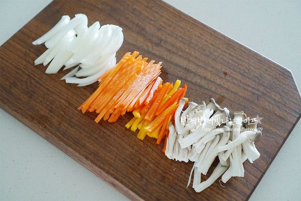 양파, 당근, 파프리카는 모두 밸런스를 맞추어 채를 썰어주고, 느타리버섯은 밑동을 자른 뒤 먹기 좋게 찢어 준비해요. 향긋하게 잘 어울리는 부추는 꼭 같이 넣어 만들어 먹곤 해요. 부추도 다른 채소들과 같이 길이를 맞추어 썰어줍니다. 콩나물은 상한 것은 다듬어 서너 번 흔들어 깨끗하게 씻어줍니다. 물 한 컵 정도 넉넉히 붓고 소금을 약간 넣은 뒤 바글바글 끓어오르면 데쳐줍니다. 2분 정도 데친 뒤 찬물에 헹구어 물기를 털어주어요. 데친 뒤 볶아주면 비린내도 나지 않고 아삭해요. 너무 많이 데치면 숨이 확 죽어버리니 살짝만 데쳐주어요~