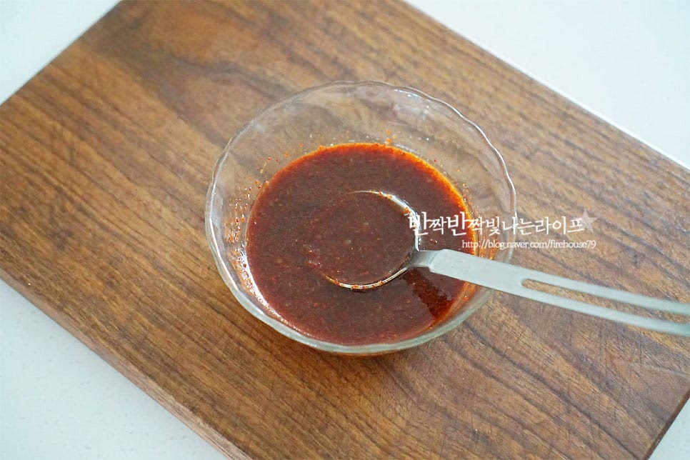 양념재료를 미리 섞어 준비했어요. 바로 재료를 넣으셔도 됩니다. 간장 4 큰 술, 굴 소스 1 큰 술 고춧가루 2 큰 술, 다진 마늘 1 큰 술 맛술 2 큰 술, 황설탕 1 큰 술 올리고당 1/2 큰 술, 참기름 1 큰 술 넣고 섞어줍니다. 간장과 설탕량을 조절하여 간을 입맛에 맞게 맞추어 주세요. 매운맛을 살리고 싶다면 고춧가루를 더해주고, 청양고추를 채 썰어 넣어주셔도 좋아요.