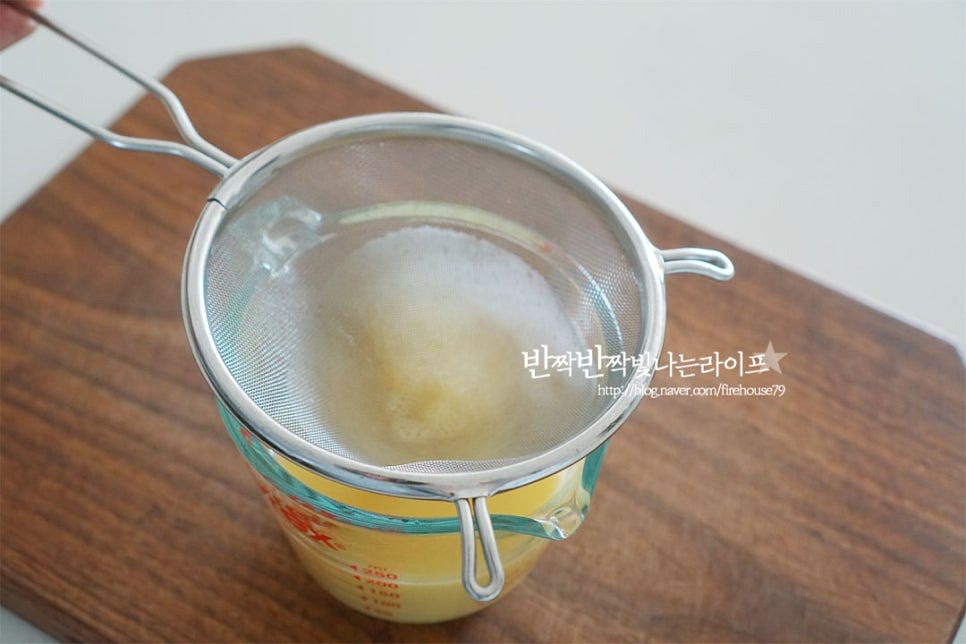 보드라운 식감을 살려주기 위해 달걀물을 체에 한번 내려줍니다. 체에 내려주셔야 사르르 녹아요~ 찜기 사용이 가능한 도자기 그릇에 80% 정도 채워줍니다. 가득 채워주면 익으면서 넘칠 수도 있어 윗부분에 여유 있게 담아주세요. 그리고 랩을 씌우거나 뚜껑을 덮어줍니다. 랩을 씌워주셔야 찌면서 생기는 증기가 그릇 안으로 떨어지지 않아 깔끔한 모양으로 만드실 수 있어요.