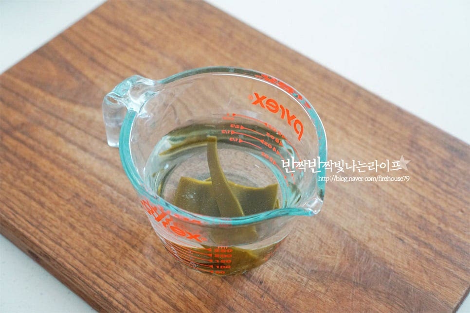 물에 다시마 두세 조각을 넣고 20분 정도 우려 육수를 우려줍니다. 볼에 계란을 깨뜨려줍니다. 우려둔 다시마 육수를 넣어줍니다. 쯔유 1 큰 술, 맛술 1 큰 술 황설탕 1/2 작은 술, 소금 1/4 작은 술 넣어줍니다. 쯔유는 농촉 정도에 따라 양을 가감해 주시고 같이 넣어주시면 가쓰오부시의 감칠맛을 더해주어 특유의 일본식 차완무시 맛을 간편하게 살려줄 수 있어요. 재료가 어우러지도록 가볍게 잘 섞어줍니다. 간은 강하지 않게 싱거운 듯이 해주시면 되어요.