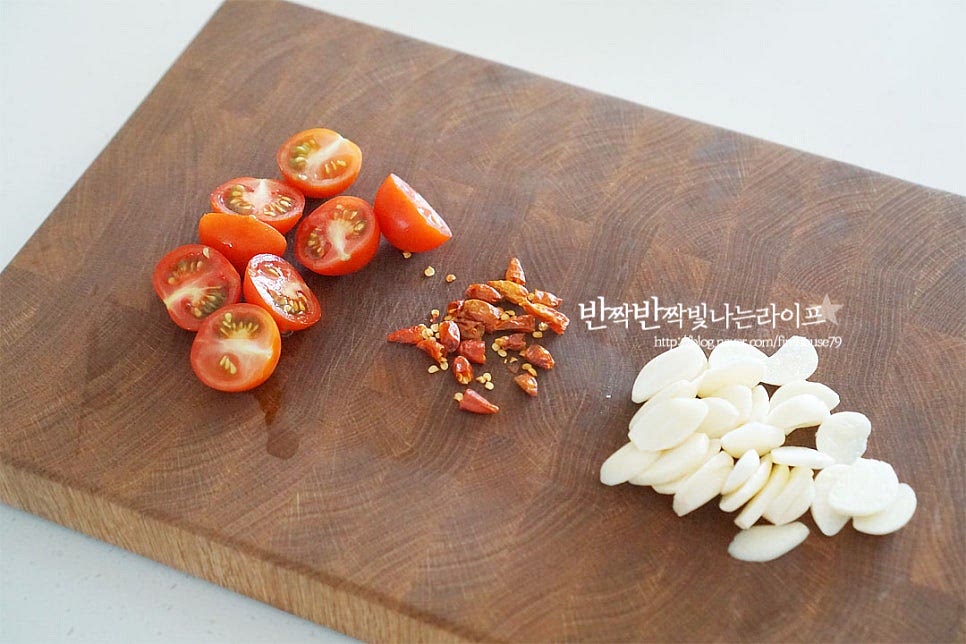 마늘은 넉넉하게 넣으면 맛이 더 좋은데요. 마늘은 편으로 자르고 페페론치노는 2~3등분 하고 방울토마토는 반으로 썰어줍니다. 매운맛에 따라 페페론치노는 잘게 부셔주세요. 그 외 양송이버섯이나 채소, 바질페스토 등을 함께 넣어서 만들면 푸짐합니다.