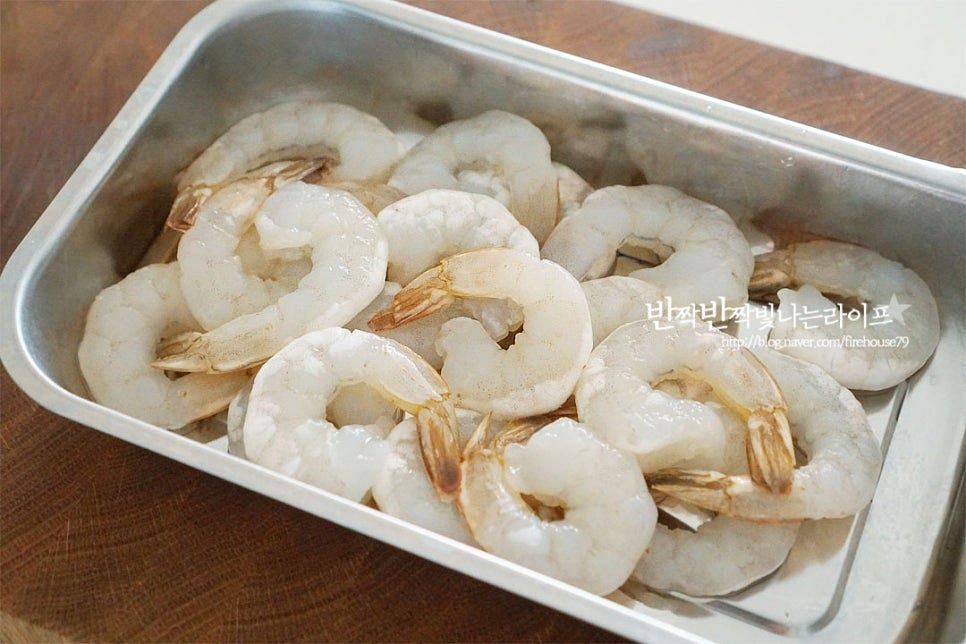 주재료는 손질된 냉동 칵테일새우를 해동하여 준비했어요. 적당히 큼직한 사이즈로 만들면 탱글탱글한 식감과 풍미를 맛볼 수 있습니다. 세척 후 물기를 제거한 뒤 소금과 후추 약간, 올리브오일 1 큰 술 파프리카 파우더 1/3 작은 술 넣고 밑간을 해줍니다. 밑간하여 오일과 잘 어우러질 수 있도록 해주고 감칠맛을 더 깊게 요리합니다. 다른 재료를 손질하는 동안 밑간해둡니다.