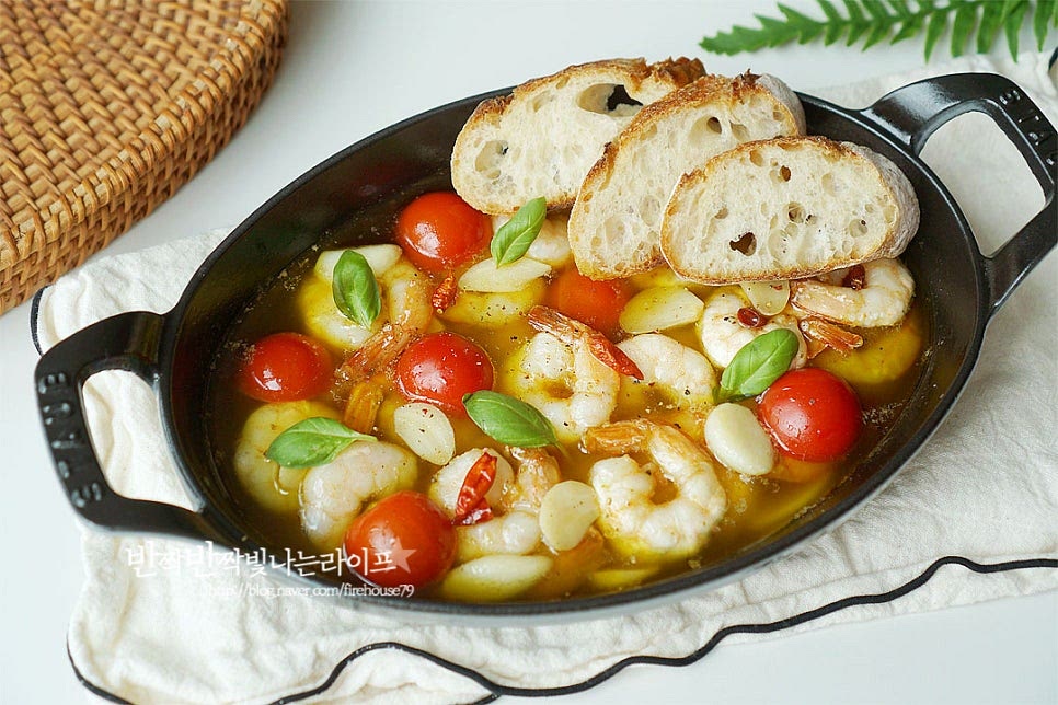 감바스 레시피가 완성되면 파슬리가루 또는 바질 잎을 곁들이면 향긋하게 맛있어요. 구운 바게트를 곁들여 오일에 찍어 먹고 오픈 토스트처럼 재료들을 올려먹어도 맛있으며 파스타면을 더해주셔도 잘 어울립니다. 영상도 같이 담았어요. 감바스 재료는 기본이 되는 올리브오일, 마늘, 새우 이외에 토마토나 버섯, 아스파라거스, 오징어 등 여러 가지 재료를 넣어도 좋아요. 따뜻하게 먹으면 맛있답니다. 새우감바스 만들기 맛있게 요리해드세요. 끄읕 !