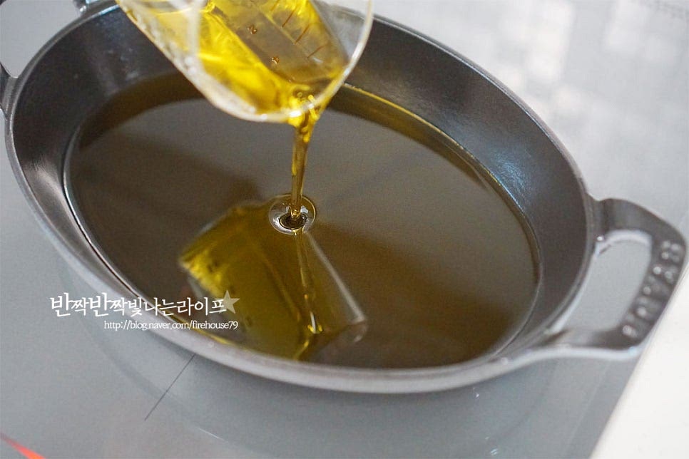 오일을 끓여서 만드는 메뉴이다 보니 먹는 내내 따뜻한 온도가 유지될 수 있도록 두꺼운 냄비 또는 주물냄비로 만드는 게 좋습니다. 그래야 느끼하지 않게 맛볼 수 있어요. 주물냄비에 올리브오일 1컵을 부어줍니다. 올리브오일이 주재료인 만큼 맛과 향이 좋은 것으로 준비해 주세요. 중불로 데워서 따뜻한 온도가 되면 편으로 썬 마늘과 페페론치노를 넣어줍니다. 타지 않도록 불 조절을 하여 재료의 향을 내어줍니다. 마늘이 향긋하게 익으면 밑간 한 재료를 넣어줍니다. 재료의 맛이 우러나도록 중약 불로 끓여줍니다. 색이 변하고 탱글탱글하게 익으면서 마늘, 페페론치노 새우의 맛이 오일에 우러납니다. 절반 이상 익으면 새우가루 1/2 작은 술을 넣어줍니다. 감칠맛을 풍부하게 하기 위해 더해주면 진한 맛을 냅니다. 손질된 재료라 가루로 맛을 더했는데 생물이라면 머리 부분을 같이 넣으면 더 깊은 감칠맛이 납니다. 재료가 어우러지면 방울토마토를 넣고 파르메산 치즈 간 것을 넣어줍니다. 부족한 간은 소금으로 조절하고 후추를 뿌려 완성합니다. 치즈가루가 약간 들어가면 녹진하게 고소한 풍미를 냅니다.