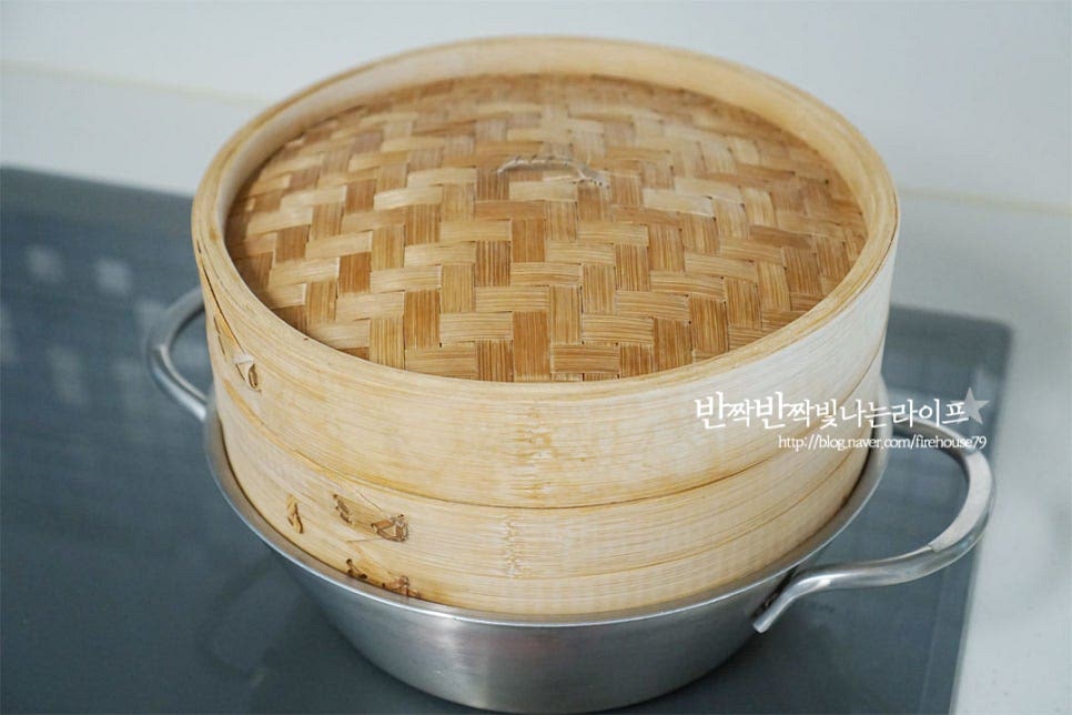 김이 오른 냄비에 찜기를 올려 20분 쪄준 뒤 5~7분 뜸을 들여줍니다. 뜸을 들이는 과정을 꼭 해주셔야 내내 촉촉함이 유지되어요. 7분 뜸을 들인 뒤 뚜껑을 열어보니 곱고 단정하게 잘 만들어졌어요. 틀에서 빼준 뒤 맛있게 먹음 되어요. 아무래도 백설기떡은 집에서 간단하게 만들수 있고 아이가 좋아하기도 해서 간식이나 식사 대용으로 먹고 싶을 때 바로 쪄서 먹는데요. 갓 만들어 뜨끈할 때 먹음 촉촉하고 포근한 식감이 맛있답니다~ 먹음직스럽게 대추 고명을 올려주었어요. 입맛에 따라 건포도나 잼을 곁들여도 달콤하게 잘 어울려요. 영상도 같이 담았어요. 떡 중에서도 간단한 백설기는 쌀가루요리로 손쉽게 만들 수 있는데요. 다양한 맛이 더해지지 않아도 그대로의 담백 달콤한 촉촉함이 맛있어요. 백설기 만들기 집에서 떡만들기 맛있게 즐겨보세요^^ 끄읕 !