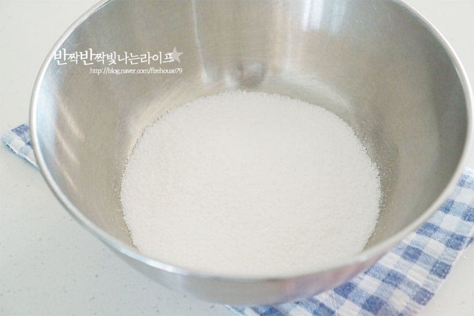물주기를 해준 뒤 체에 곱게 내려줍니다. 설탕 1 큰 술을 넣어줍니다. 단맛 기호에 따라 설탕량은 조절해 주세요. 설탕을 넣고부터는 조금 빠르게 작업을 해줍니다. 단맛이 골고루 스며들도록 버무려줍니다.