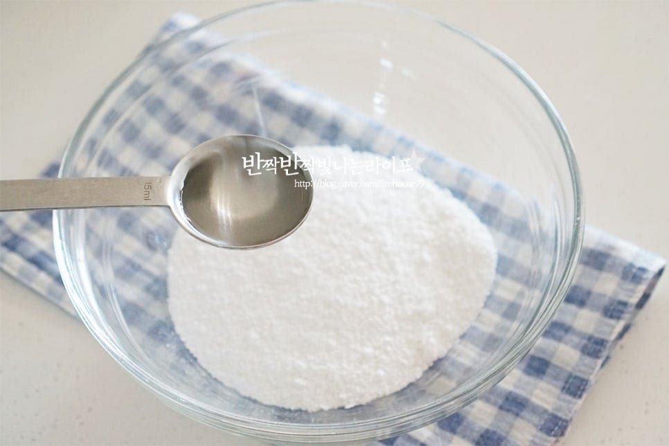 백설기 만들기 기본은 쌀가루에 물주기 과정인데요. 떡만들기 할 때는 습식 멥쌀가루를 준비해 주면 됩니다. 반죽에 물을 뿌려 농도를 맞추어주는데 수분의 정도에 따라 조절해 주는 것이 중요합니다. 너무 되직하면 떡가루가 날리고, 묽어도 질퍽거리게 되어요. 대략 쌀가루 100g에 물 1 큰 술로 생각하면 되는데 계절에 따른 습도나 실온/냉동실에서 꺼낸 상태에 따라 머금은 수분이 다르기 때문에 1 큰 술에서 2 큰 술까지도 추가해 주면 됩니다. 물 1 큰 술을 뿌려줍니다. 이때 우유로 농도를 맞추면 우유 설기가 됩니다. 서로 어우러질 수 있도록 흩어가며 섞어줍니다. 골고루 버무린 뒤 손에 쥐어보았을 때 덩어리가 깨지지 않고 모양이 유지되면서도 흩었을 때 다시 가루가 되는 정도로 촉촉한 반죽을 만들어주면 됩니다. 두 가지 설기떡을 만들고 싶어 단호박가루가 들어간 것도 준비했는데요. 이건 물 1 큰 술을 넣으니 조금 퍽퍽해서 조금 더 추가해서 넣어주었어요. 이렇게 손으로 질감을 만져보고 물주기를 해주면 된답니다.