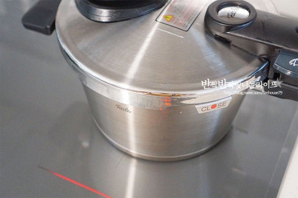 우리집은 압력솥으로 밥을 하기 때문에 인덕션 위에 올려주었는데요. 전기밥솥은 훨씬 더 간단합니다. 현미밥 모드로 설정한 뒤 취사버튼을 눌러주면 됩니다. 센 불에서 조리하다가 추가 올라오면 약불로 낮추어 4분 두었다가 불을 끄고 뜸을 들여줍니다. 압력솥 종류에 따라 요리해주세요.