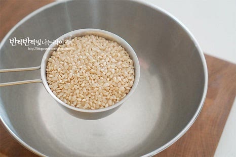 쌀은 품종이나 시기에 따라 크기와 수분, 맛, 찰기가 차이가 나는데요. 불리지 않고 밥을 지을 수 있는 것이 있으며 묵은쌀은 햅쌀보다 물을 더 넉넉하게 잡아주셔야 합니다. 오늘 알려드리는 밥물양을 기준으로 그에 맞게 조절하여 요리하면 보다 쉽게 밥을 지을 수 있습니다. 기본과 발아의 비율을 1:1로 섞어 만들었는데 입맛에 맞에 비율은 조절하여 주세요. 특유의 거친 식감이 부담스럽다면 싹을 틔워 만든 발아현미로 요리하면 잘 씹혀지며 식이섬유를 부드럽게 섭취할 수 있어요. 첫물은 겉의 먼지와 같은 이물질이 많이 묻어나니 흡수되지 않도록 빠르게 헹구어 세척하고 서너 번 문질러 씻어줍니다. 현미는 자작하게 잠길 정도로 물을 붓고 5~6시간 넉넉하게 불려줍니다. 실내 온도에 따라 더운 날에는 냉장고에서 불려주는 게 좋습니다. 일반과 섞어 만들어 조금 오래 불려주었는데 발아는 30분만 불려주셔도 먹기 좋습니다. 저는 주로 마른 불림이라고 씻은 뒤 체에 밭쳐 30분 정도만 불려줍니다. 불리지 않아도 되는 것도 있고요. 불리기만 잘해줘도 촉촉하고 식감도 좋습니다. 물을 흡수하면서 조금 통통해지고 밝은색으로 변했습니다. 체에 밭쳐 물기를 털어줍니다. 밥물 조절을 실패 없이 하기 위해서는 물기를 제거하여 계량컵을 사용하는 게 좋습니다.