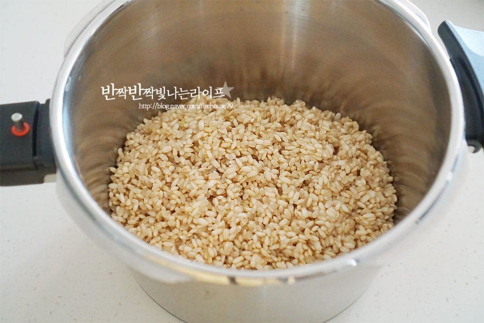 현미밥짓는법에서 중요한 것이 밥물이죠. 백미가 불리기 전 기준 쌀과 물이 1:1비율이면 1: 1.2~1.3 정도로 맞추어 줍니다. 불리기 전 기준으로 잡고 물을 부어줍니다. 입맛에 따라 된밥, 보통, 진밥으로 물은 조절해주면 됩니다. 처음 요리한다면 기본 비율로 만들어본 다음 조리도구나 쌀의 품종에 맞게 양을 맞추어주세요.