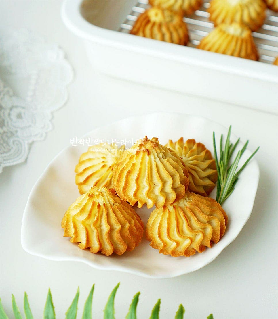 노릇하게 구워진 겉의 식감은 바삭하면서 한 입 크기라 쏙 베어 물어 먹어보면 속은 파근하고 부드러워요. 앙금의 적당한 달콤함이 커피나 우유를 곁들여 아이들 간식으로 먹기도 좋습니다. 상투과자 보관은 요즘같이 날씨에는 서늘한 실온에서 2~3일 정도 바로 먹는 것이 아니라면 냉동 보관해 두었다가 드시면 됩니다. 제빵용 습기제거제가 있다면 함께 넣어주면 식감을 더 맛있게 맛볼 수 있습니다. 간단한 홈베이킹 메뉴로 좋은 상투과자 만들기 레시피를 참고하여 맛있게 만들어드세요. 끄읕 ! ps. 머랭쿠키 만드는법도 알아보아요 !