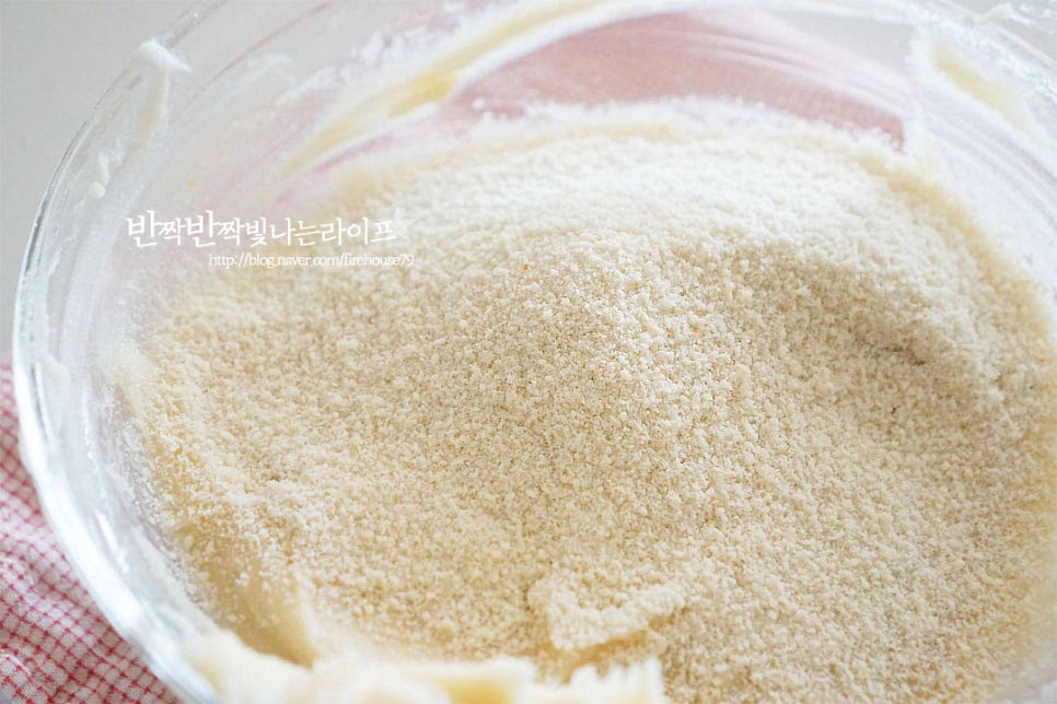 아몬드가루를 곱게 체에 내려줍니다. 밀가루가 아닌 아몬드가루가 들어가 더 고소하고 부드럽게 맛볼 수 있습니다. 날가루가 보이지않게 섞어줍니다.
