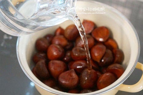 냄비에 손질한 밤이 자작하게 잠길정도로 물을 붓습니다. 완전히 잠길 필요 없이 양이나 크기에 따라 잠길듯 말긋한 정도로 부어줍니다. 불을 켜고 센불로 삶아줍니다. 끓어오르기 시작하면 중약불로 낮춘 뒤 뚜껑을 덮고 밤 삶는 시간을 20분~25분 정도 삶아줍니다. 시간은 알알이 크기와 양이나 화력에 따라 조절해주세요. 20분 정도 삶은 뒤 뚜껑을 덮은 채로 10분 정도 뜸을 들인 뒤 뚜껑을 여니 촉촉하고 포슬포슬 잘 익었습니다. 넣고 끓기 시작해서 뜸 들이기까지 총 밤삶는법 30분 정도 소요되었습니다.