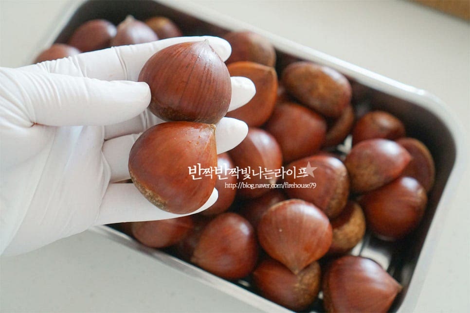 알이 제법 굵고 도톰한 게 윤기가 나는 것이 좋으며 품종에 따라서 당도와 식감이 조금씩 다르니 잘 골라서 삶아먹으면 달콤함을 제대로 맛볼 수 있어요. 요즘 나오는 공주 햇밤 800g을 준비했습니다. 제철에 맛보는 것이라 달고 파근한게 맛이 좋았는데 김치냉장고에 보관해 숙성해먹음 더 달아집니다. 생각보다 벌레 먹은 것이 나오기 쉬우니 상태에 따라 껍질에 작은 홈이 있고 썩은 것은 골라내어 주는데요. 눈으로 2개 정도 보여서 제거한 뒤 소금물에 담가 한 번 더 골라주었습니다. 보관법은 벌레 먹은 것을 골라내고 물기를 제거한 뒤 키친타월에 감싸 지퍼백에 넣고 보관해 주세요.