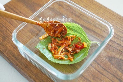 전자렌지에 넣을 수 있는 내열유리용기에 깻잎을 켜켜이 올려가며 사이사이로 양념장을 발라줍니다. 깻잎찜을 만드는 과정에서 수분이 생겨 간이 어우러지기 때문에 2~3장마다 올려주어도 좋습니다. 겹치는 것보다 양을 조절해가며 발라주어야 나중에 부족하지 않게 맞아요. 랩을 씌운 뒤 전자렌지로 쪄줍니다. 이때 중요한 것이 찌는 시간인데요. 너무 많이 조리하게 되면 식감이 질겨지기 때문에 2분 정도 쪄주면 되어요. 먼저 1분 돌려 숨이 죽은 것을 확인한 뒤 1분 더 돌려 쪄주었습니다. 기기의 사양에 따라 시간을 조절하여 주면 보드라우면서 향이 진한 깻잎찜을 맛볼 수 있어요. 찌는 과정에서 간이 스며들고 촉촉하고 부드러운 식감과 맛이 어우러졌어요. 생깻잎과는 또 다른 보드라운 감칠맛이 맛깔나는 반찬으로 한장한장 밥 위에 올려서 먹음 맛나요. 멸치나 육수에 조려서 먹기도 하지만 간단하게 요리할 땐 전자렌지 활용하면 간단해요. 영상도 같이 담았어요. 깻잎양념찜을 겹겹이 얹어준 뒤 간편하게 쪄서 먹음 촉촉하게 맛이 어우러진 별미로 짭조름하고 향긋한 맛에 손이 가요. 깻잎찜 만드는법 향긋함과 매콤한 감칠맛을 살려 맛있는 반찬 만들어 드세요^^ 끄읕 !