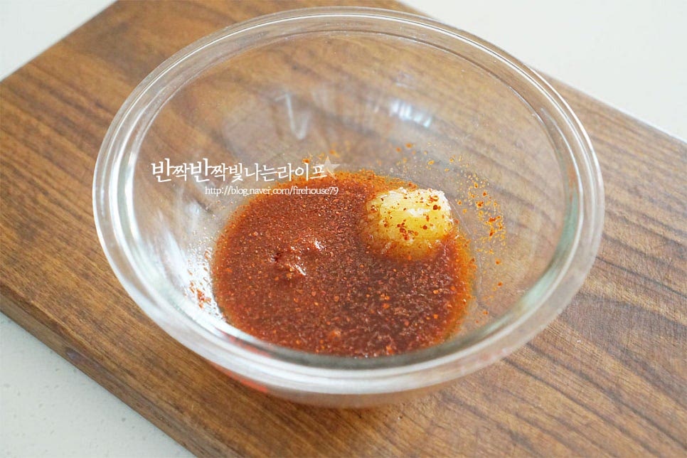 깻잎양념장은 짭조름한 간장 베이스로 고춧가루와 향신재료로 매콤한 맛을 더해 만들어줍니다. 진간장 2 큰 술, 액젓 1 큰 술 황설탕 1/3 큰 술, 다진 마늘 1/2 큰 술 고춧가루 1 큰 술, 참기름(들기름) 1/2 큰 술 통깨 약간, 멸치 다시마 육수(물) 3 큰 술 넣어줍니다. 물로 농도를 조절해 주어도 되지만 육수를 넣으면 감칠맛이 더 풍부해요. 간에 따라 짠맛과 단맛은 조절하여 재료가 어우러지도록 잘 섞어줍니다. 설탕 입자가 녹아 어우러지면 양파와 대파, 다진 고추를 넣고 버무려줍니다. 매콤 짭조름하면서 달큰한 양파와 칼칼한 고추가 어우러져요.