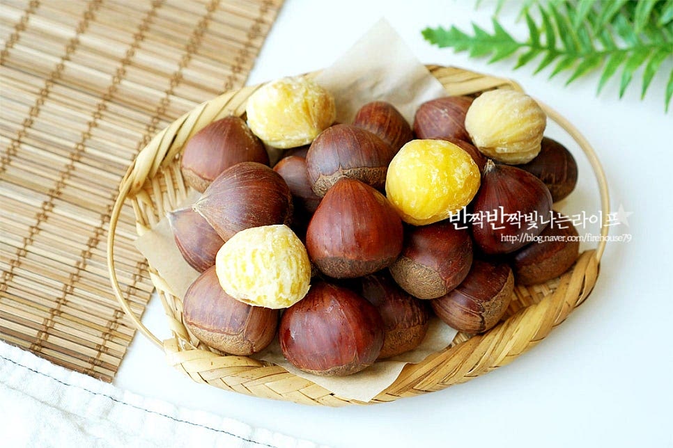 달고 파근한 햇밤을 맛있게 삶았습니다. 냄비 삶는시간은 30분 정도의 시간으로 속까지 촉촉하게 맛볼 수 있어요. 햇밤은 냄비나 찜기로 삶아서 먹으면 맛있고 한창 나오기 시작하면 칼집을 넣어 에어프라이어 넣고 군밤 만들어 간식으로 먹어도 좋습니다. 여름내 먹던 옥수수, 감자도 맛있었는데 요즘 나오는 햇밤, 햇고구마도 포슬포슬 맛있어요. 냄비밤삶는법은 뜸을 들이기까지 시간만 알면 간단하고 맛있게 먹을 수 있어요. 얼음물에 담갔다 껍질을 벗기니 노란 밤알이 부드럽게 녹아요. 밤을 소금물에 담갔다 기본 삶기 시간을 참고하여 맛있고 달콤하게 드세요. 끄읕 !