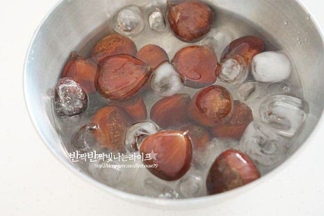 뜨거울 때 바로 차가운 물 또는 얼음물에 담갔다 껍질을 벗기면 온도차로 수월하게 제거할 수 있어요. 껍질을 벗겨서 먹으면 한입에 쏙 들어가는게 달콤함을 풍부하게 맛볼 수 있어요. 그대로 먹을 때는 반으로 잘라 숟가락으로 속을 파서 먹어도 좋습니다.