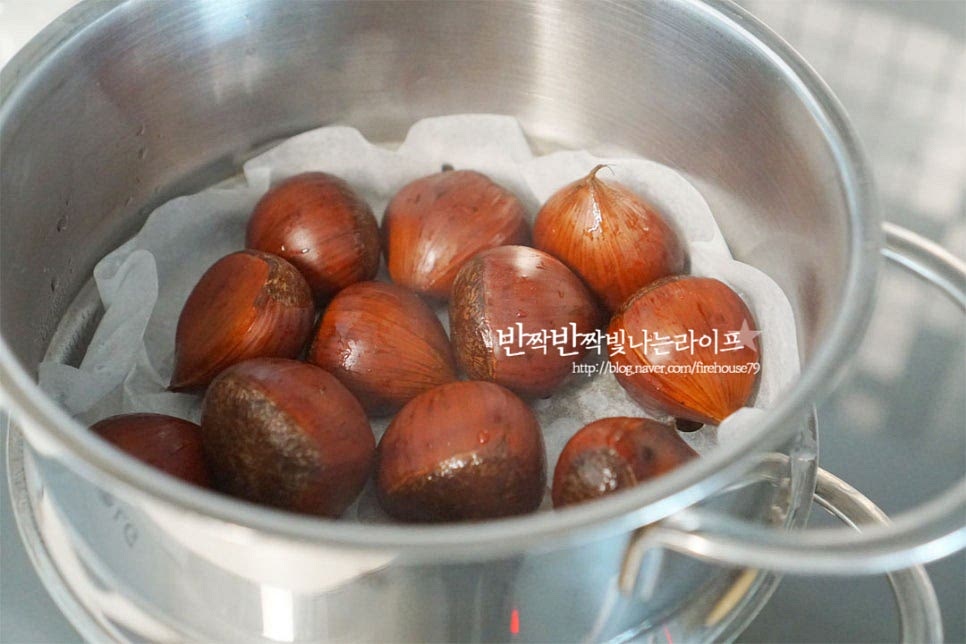 냄비와 함께 찜기로 밤찌는법까지 두 가지 조리방법을 준비했습니다. 물이 끓어오르면 김이 오른 냄비에 찜기를 올린 뒤 뚜껑을 덮고 20분 삶고 10분 뜸을 들입니다. 뚜껑을 덮고 뜸을 들이기까지 시간에 맞게 익힌 뒤 열어보면 파근하고 부드러워요.