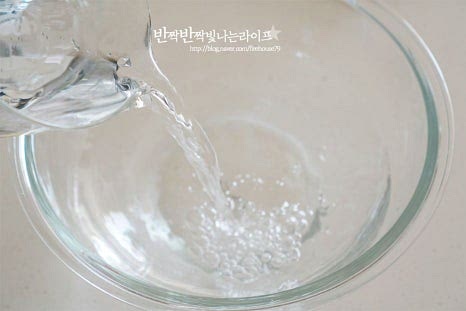 밤삶기 할 때 소금물에 담가 껍질도 쉽게 분리될 수 있도록 하고 벌레 먹은 것도 골라내어 주는데요. 먼저 재료가 잠길 정도로 물을 1L 정도 붓고 소금 1숟가락을 넣고 녹여줍니다. 소금이 녹으면 밤을 넣고 30분~1시간 정도 담급니다. 벌레 먹거나 상한 것은 물 위로 떠오르고 중간에 벌레가 나올 수도 있습니다. 40분 정도 담갔다가 흐르는 물에 헹구어 채반에 밭쳐 물기를 털어줍니다.