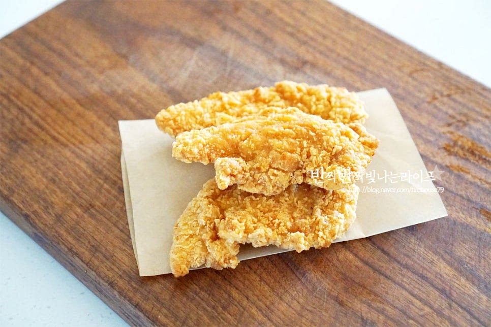 치킨은 냉동제품을 튀겨 준비했어요. 남은 닭이나 닭 가슴살, 너겟 등 취향껏 준비해 주세요. 샐러드용 치즈도 준비하고 방울토마토는 꼭지를 제거한 뒤 깨끗하게 씻어 반으로 잘라줍니다. 그 외 파프리카, 오이 등 냉장고 사정에 따라 곁들여 주세요.