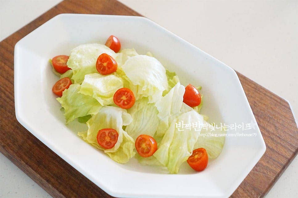 그릇에 채소를 먼저 담아줍니다. 그 위로 닭을 올려주고요. 그 위로 치즈를 솔솔 뿌려 마무리해요. 이렇게 그릇에 담아내니 치킨샐러드 한 접시 푸짐하죠~ 조금 더 재료를 다양하게 넣으면 한 끼 식사로도 든든하답니다. 영상도 같이 담았어요. 먹기 전에 소스를 곁들여 먹음 아삭하고 바삭하고 식감부터 맛깔나요. 양상추 샐러드는 산뜻하게 씹히는 아삭함이 더 맛있게 즐길 수 있는데요. 기호에 따라 곁들이는 재료를 더해주면 푸짐하고 든든하게 맛볼 수 있어요. 맛있게 만들어 드세요^^ 끄읕 !