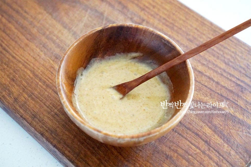 기본적인 허니머스타드 소스를 준비했어요. 머스타드 3 큰 술, 홀그레인머스타드 1 큰 술 마요네즈 3 큰 술, 레몬즙(식초) 1 큰 술 꿀 1½ 큰 술, 소금 약간 넣고 잘 섞어주어요. 간은 입맛에 따라 가감하여 주시고 시판용 드레싱을 준비해 주셔도 좋아요.