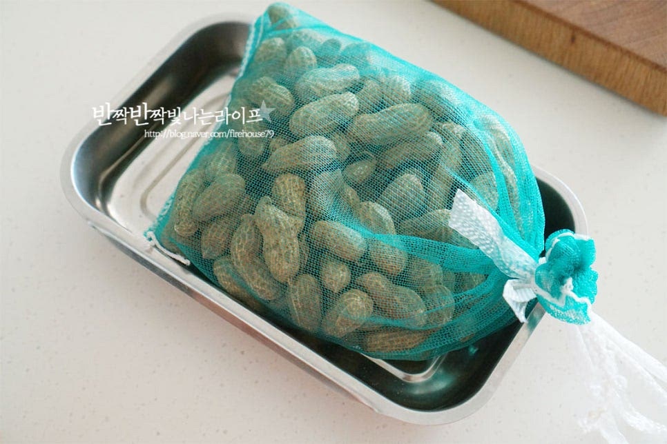 제철 햇땅콩은 수분이 많아 껍질째 바로 삶아먹기 좋습니다. 대략 350g 정도의 양을 준비했어요. 피땅콩의 겉에는 흙이 많이 묻어나기 때문에 삶기 전 꼼꼼하게 세척해 주는 것도 중요합니다. 참고로 흙이 많은 것은 곰팡이가 생기기 쉽고 지방이 많아 산패되기 쉬우니 신선한 땅콩을 먹을 만큼 사서 드시는게 좋습니다. 넉넉한 크기의 볼에 재료가 잠길 정도로 물을 붓고 손으로 비벼 살짝 흔들어가며 씻어줍니다. 껍질째 삶아서 먹기 때문에 흙물이 맑은 물이 될 때까지 세척해 줍니다. 중간중간 상태가 좋지 않은 것은 골라내어주세요. 흐르는 물에 헹구어 채반에 밭쳐 물기를 털어줍니다.