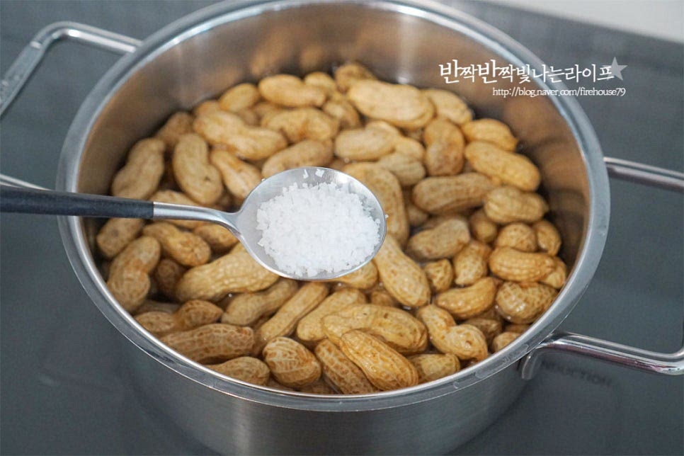 냄비를 불 위에 올리고 굵은소금 2/3 큰 술을 넣어줍니다. 땅콩은 소금으로 약간의 간을 해서 감칠맛을 더하고 아린 맛과 잡내를 잡아줍니다. 소금이 넉넉하게 들어가는 것 같아도 껍질이 단단하여 짠맛이 스며들기보다 껍질을 벗겨 먹으면 적당하게 먹기좋은 정도로 밑간이 됩니다. 재료가 섞일 수 있도록 가볍게 저어주세요. 센 불에서 끓여주다가 끓어오르면 중불로 낮추어줍니다. 냄비 뚜껑을 덮고 중불에서 20~25분 정도 삶아줍니다. 땅콩삶는시간은 화력이나 양에 따라 조금 차이가 날 수 있으니 중간에 확인하여 조절해주세요. 아삭함과 부드러운 정도를 시간으로 조절해주고요. 20분가량 삶으니 적당하게 살캉한 정도로 익었습니다.