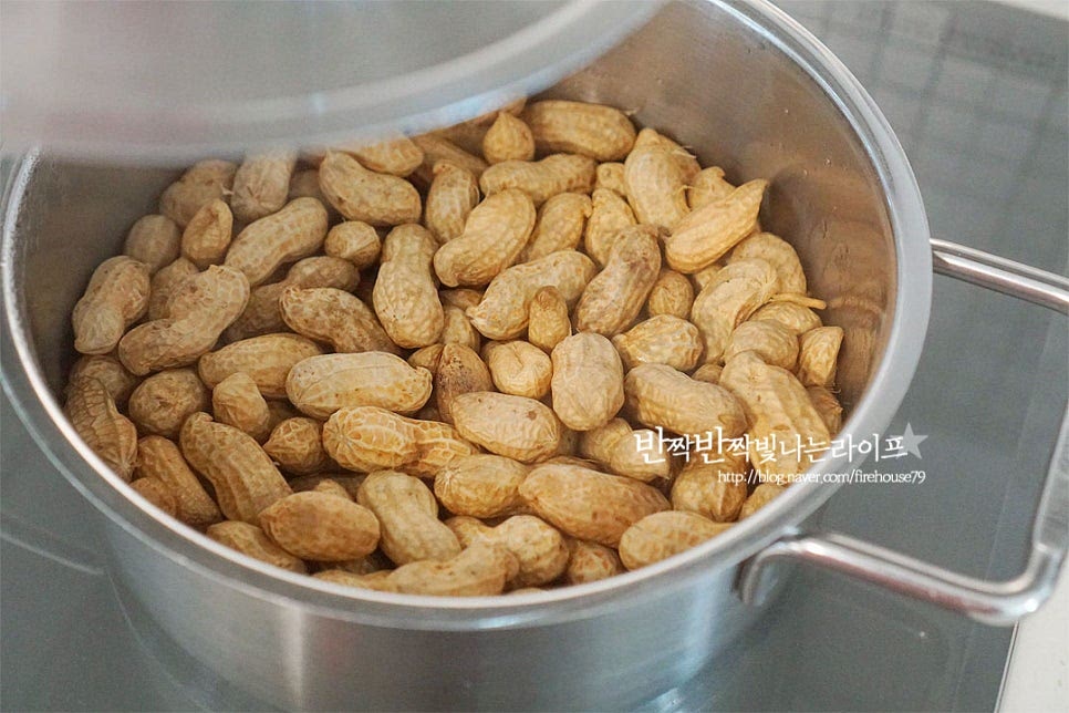 20분 가량 삶은 뒤 뚜껑을 덮은 채로 8~10분 정도 뜸을 들입니다. 뜸을 들이고 뚜껑을 열어보니 구수하게 잘 익었습니다. 채반에 밭쳐 찬물에 빠르게 헹군 뒤 물기를 털어주면 완성입니다. 물에 담그지 않고 뜨거운 열기만 한 김 식혀줍니다.