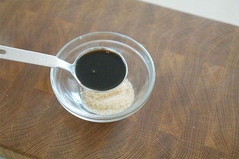 기본적으로 짭조름한 감칠맛이 있지만 꽈리고추에도 간이 스며들어야 하기 때문에 간장 양념을 만들어주는데요. 빠르게 볶아 요리할 수 있도록 미리 준비하여 둡니다. 간장 2/3 큰 술, 맛술 2/3 큰 술 황설탕 1 작은 술을 넣어줍니다. 단맛 짠맛은 입맛과 염도에 따라 조절하여 넣어주세요. 설탕이 녹을 수 있도록 저어서 준비해두었습니다.