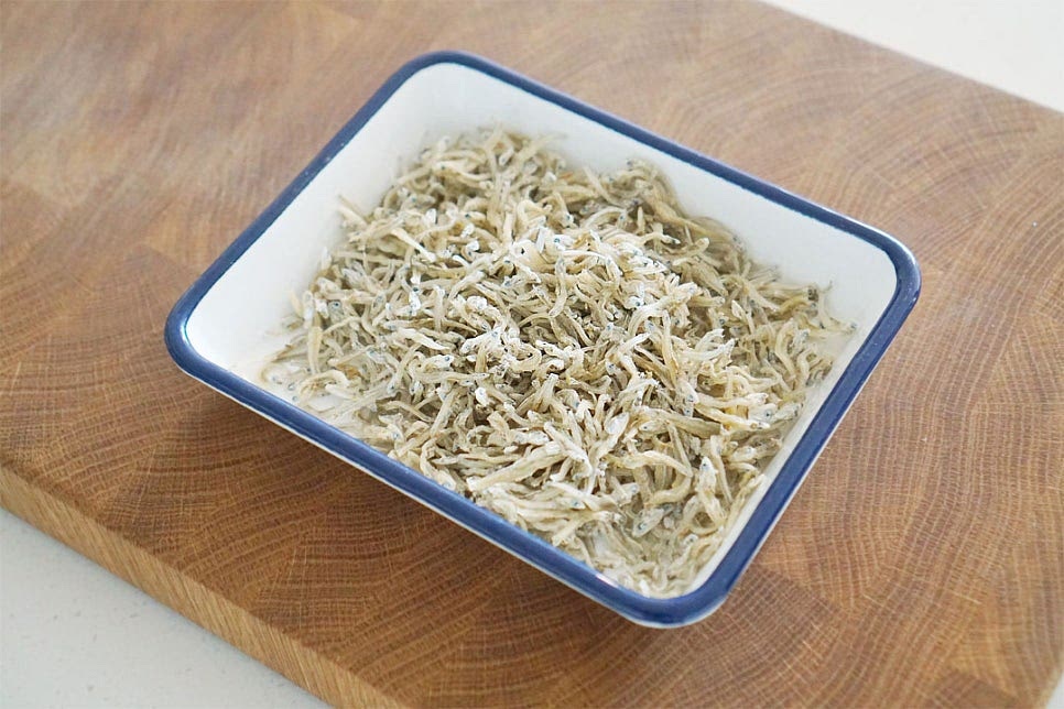 꽈리고추와 어우러져 먹기 좋도록 중간 크기의 중멸치를 준비했습니다. 종류마다 짠맛이 조금씩 달라 볶음 반찬을 만들 때 그에 맞게 간을 조절해 주어야 짜지않으면서 맛있게 먹을 수 있어요. 냉동실에 소분해두었던 것이라 수분을 날려 비린맛을 잡아줄 것이에요. 마른 팬에 넣고 타지않게 약불에서 볶아줍니다. 머금고 있는 수분을 날리면서 특유의 비린내도 잡아주는 전처리 과정으로 바삭하면서 깔끔하게 요리할 수 있습니다. 겉이 바삭하게 볶아지면 고운 체에 밭쳐 잔가루를 털어내어줍니다.