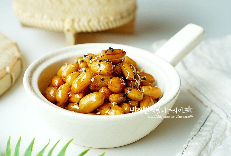 완성된 땅콩조림은 접시에 푸짐하게 담은 뒤 깨를 뿌려주었습니다. 검은깨를 같이 뿌리면 더 맛있어 보여요. 만들어두고 먹기 좋은 밑반찬으로 부드럽게 아삭하면서도 달콤 짭조름한 고소한 풍미에 먹을수록 손이 가는 맛이에요. 윤기가 반짝이는 단짠 땅콩 반찬 맛있게 만들어드세요. 끄읕 !