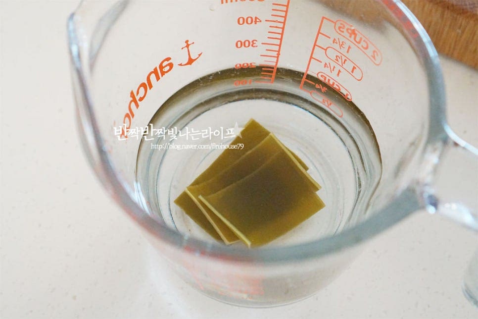 물을 넣고 만들어도 되지만 육수로 만들면 감칠맛이 더 깊어지죠. 간단하게 물 250ml에 다시마 3조각 넣고 우렸어요. 재료의 맛에 감칠맛을 더하기 위해 깔끔한 다시마 육수를 준비했답니다.