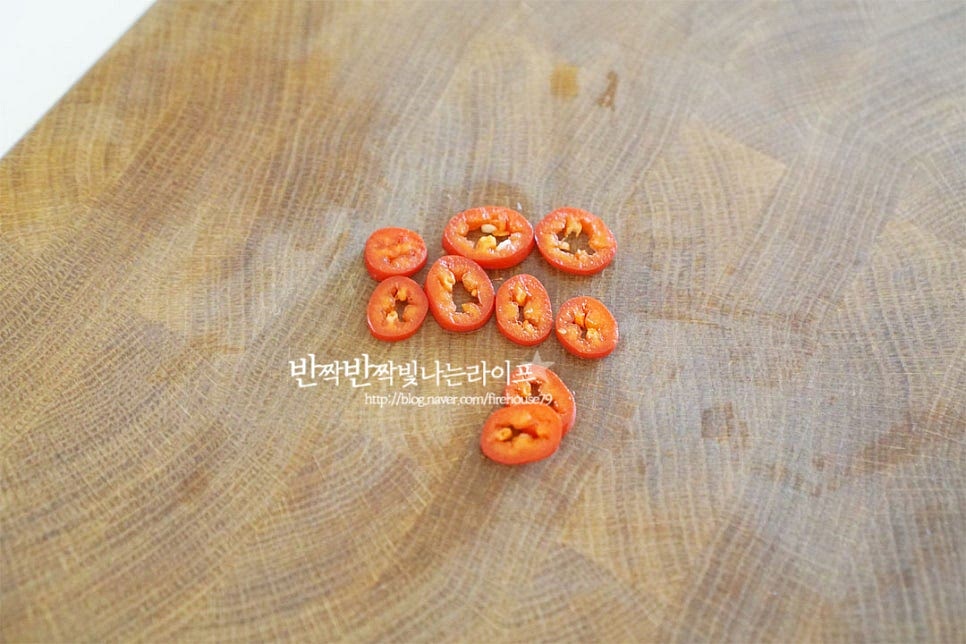 고명으로 색을 내어줄 홍고추를 준비했어요. 얇게 송송 썰어주었는데 없으면 생략 가능한 재료입니다. 그 외 쑥갓이나 부추를 약간 올려도 좋아요.