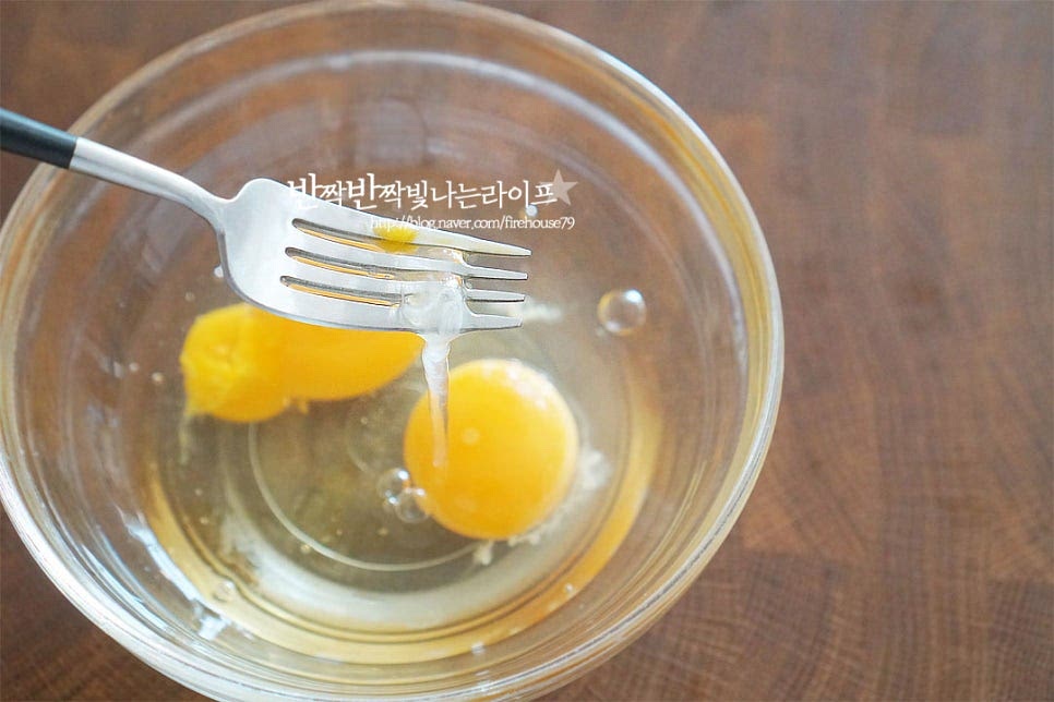 넉넉한 볼에 계란을 깨뜨리고 하얀 알끈 덩어리는 제거해줍니다. 전을 구울 때 달걀물이 뭉치지 않게 큰 알끈을 제거해주었습니다. 곱게 풀어서 준비해둡니다.