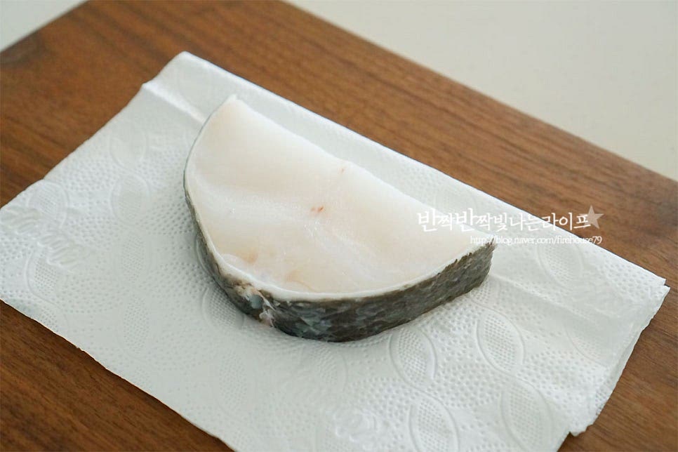 요리하기 전 먼저 흐르는 물에 가볍게 헹구어 준 뒤 키친타월로 물기를 꼼꼼하게 제거해 줍니다. 곁들일 양파는 큼직하게 슬라이스하고 레몬, 마늘, 생강은 얇게 슬라이스해요. 마늘과 생강은 소스에 곁들여 줄 것이에요.