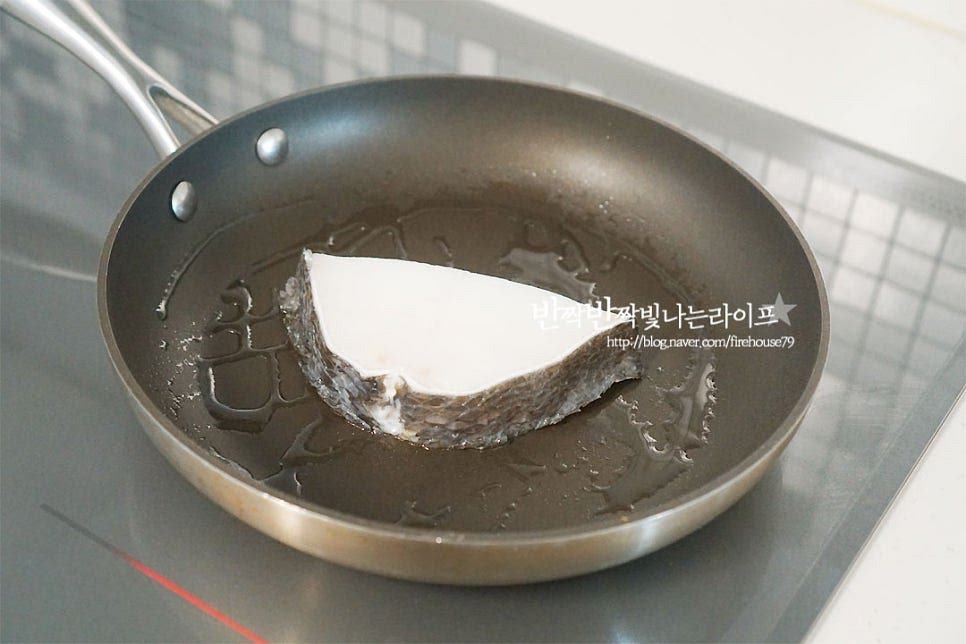 달군 팬에 식용유 약간 두르고 먼저 생선을 올려 구워줍니다. 반 정도 익으면 양파와 버터를 넣고 같이 구워줍니다. 버터에 구워주면 고소한 풍미가 더 깊어요. 노릇노릇 구워줍니다. 양파가 익으면 그릇에 덜어 담고 마늘과 생강을 넣어줍니다. 간장 1 큰 술, 맛술 1 큰 술 꿀 약간, 물 1 큰 술 넣어줍니다. 바글바글 끓으면 익어가는 메로조각을 올려 졸이듯이 구워줍니다. 소스가 타지 않게 불 조절을 하여 노릇노릇 구워주어요. 마늘과 생강을 같이 구워주어 풍미를 더 살려주었어요. 레몬조각도 같이 구워주시면 더 맛이 좋습니다. 적당히 기름이 있으면서도 담백하게 감칠맛 나고 부드러우면서도 쫄깃한 게 아이 어른 모두가 먹기 좋은 생선스테이크에요. 그릇에 먹기 좋게 담아내면 마치 레스토랑 같은 분위기랍니다. 영상도 같이 담았어요. 쫄깃하면서 고소한 풍미 가득한 생선살은 오메가3와 불포화지방이 함유되어 맛뿐만 아니라 영양도 만점이라고 하죠. 이렇게 구워 먹음 근사한 별미에요. 메로구이 집에서도 분위기나게 특별하고 맛있게 만들어 드세요^^ 끄읕 !