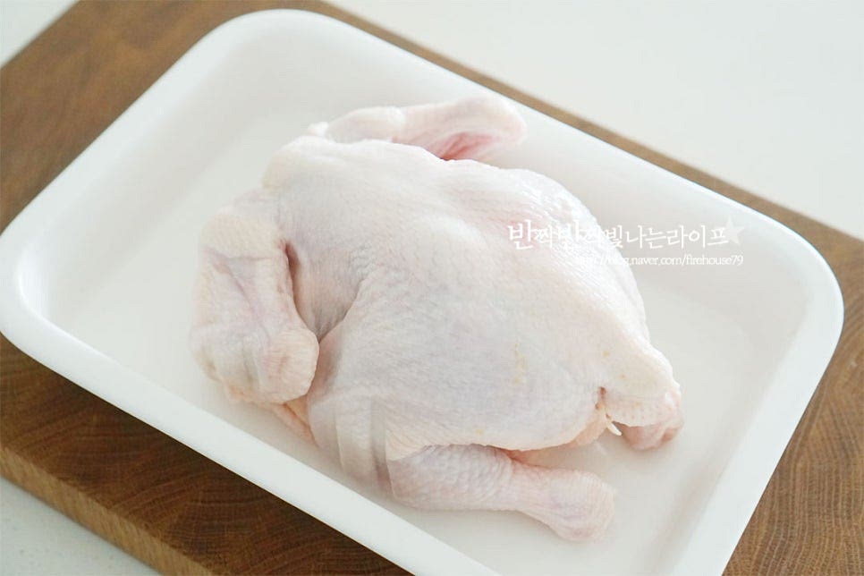 너무 크지 않은 크기의 생닭을 준비했어요. 국물 맛을 깔끔하게 내기 위해 기름진 부분을 제거하고 누린내를 잡아줍니다. 기름기가 많은 꽁지와 목 주변 부분은 가위로 잘라서 제거해 줍니다. 날개 끝부분도 잘라내어 줍니다. 닭 누린내가 나는 내장 부분은 꼼꼼하게 제거해 주는데요. 방송에서는 반 마리씩 먹어서 반으로 잘라주었는데 저는 하나 통째로 조리했습니다. 먹기 좋게 배 부분을 반으로 갈라 잘라주셔도 좋습니다. 내장은 흐르는 물에 깨끗하게 씻어주세요. 뼈 사이사이 안쪽까지 세척해 줍니다.