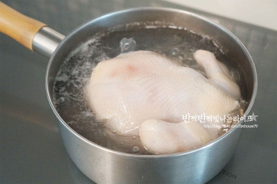 닭을 바로 넣고 끓이는 것이 아닌 잡내를 잡기 위해 한번 데쳐줍니다. 끓는 물에 닭을 넣고 살짝만 데쳐주세요.