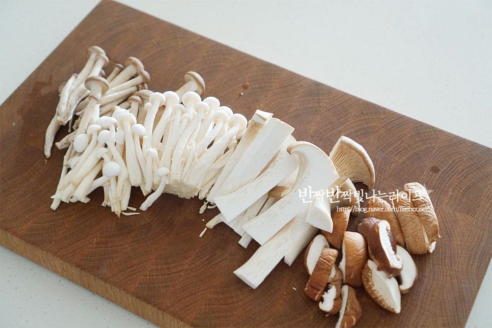 들깨가루로 걸쭉하게 만들기도 하는데 백종원 레시피는 약간 맑으면서도 버섯을 넣고 식감을 푸짐하게 해줍니다. 세 가지 종류의 버섯이 들어갑니다. 만송이, 새송이, 표고버섯은 밑동을 손질하게 먹기 좋은 크기로 손질해요. 미니 새송이가 들어갔는데 저는 큰 것을 썰어서 넣어주었습니다.