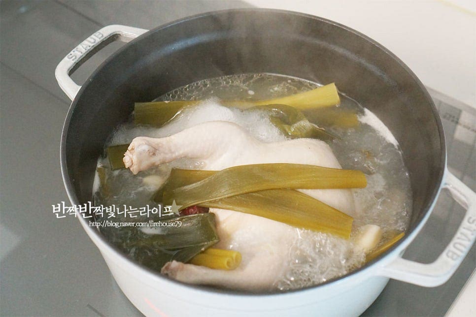 25분 이상 끓이면 국물이 뽀얗고 진하게 우러납니다. 너무 오래 익혀도 닭 가슴살이 퍽퍽해지니 크기와 화력에 따라 시간을 조절해 주세요. 대파와 마늘은 건져내어줍니다. 준비해둔 버섯을 넣어줍니다. 양이 많아 보여도 익으면 숨이 죽어 닭고기와 같이 먹기 좋습니다. 들깨가루 4 큰 술을 넣어줍니다. 입맛에 따라 양을 조절해 주세요. 구수한 풍미를 진하게 살리기 위해 콩가루 1 큰 술을 추가로 넣었어요. 걸쭉한 맛을 좋아한다면 찹쌀가루를 풀어 넣어도 좋습니다. 부족한 간은 소금으로 맞추고 한소끔 끓여 완성합니다. 들깨를 넣고 오래 끓이면 구수한 맛이 덜하니 닭을 충분히 익힌 뒤 넣어줍니다.