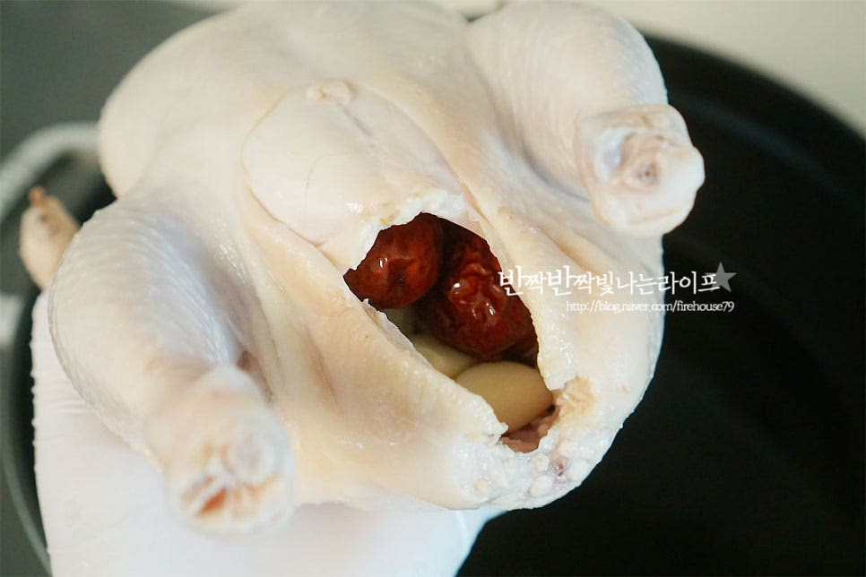 데친 닭은 흐르는 물에 헹군 뒤 냄비에 넣어줍니다. 저는 배를 가르지 않고 만들어서 뱃속에 마늘 조금과 대추 2알을 넣었어요. 대추만 넣어주었는데 한방재료를 넣어주셔도 좋아요. 들깨를 넣을 것이라 가볍게 우리기 좋은 시판용 한방팩 넣어도 좋고요. 닭의 크기에 따라 물을 부어주는데요. 대략 3배 정도 넉넉히 부어주면 국물이 자작해요. 냄비 크기와 닭에 따라 물의 양을 조절해 주세요. 큼직하게 자른 대파 1대, 통마늘을 넣어줍니다. 삼계탕 재료를 많이 넣지 않아 더 시원하고 깔끔합니다. 센 불에서 끓어오르면 중불로 낮추어 뚜껑을 덮고 25~30분 정도 익혀줍니다.