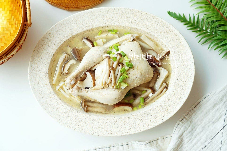 완성된 삼계탕은 버섯과 국물을 자작하게 넣고 파를 송송 썰어 올려 마무리합니다. 맑은 국물과 또 다른 구수한 풍미의 백종원 들깨삼계탕 레시피는 재료도 간단하고 고소하고 진해요. 영상도 같이 담았어요. 버섯과 들깨가루로 맛을 내어 잡내없이 국물맛도 깊고 맛있어요. 백종원 삼계탕 레시피로 맛있는 초복 음식을 든든하게 만들어드세요. 끄읕 !