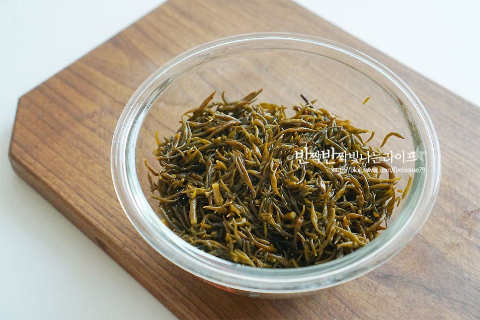 데친 톳을 볼에 담아 먼저 밑간을 하여 줍니다. 바다 감칠맛을 살려주기 위해 액젓 2/3 큰 술을 넣고 가볍게 버무려주었어요. 먼저 밑간한 뒤 버무리면 간이 더 잘 어우러진답니다. 으깬두부도 같이 담고 간 마늘 1 작은 술, 매실액 1 작은 술을 넣어줍니다. 마늘과 매실액이 들어가면 비릿함을 잡아준답니다^^ 고소함 살려줄 참기름 1 큰 술 통깨 약간 넣어줍니다. 재료가 어우러지도록 조물조물 버무려주어요. 부족한 간은 소금으로 더해줍니다. 기호에 따라 쪽파나 고추를 잘게 썰어 넣어도 맛이 좋아요. 저는 아이랑 같이 먹을 것이라 기본 재료로만 만들었는데 기본만으로도 충분히 맛나답니다~ 먹기 좋게 그릇에 담은 뒤 통깨를 솔솔 뿌려주었어요. 바다향에 더해진 고소함 가득 맛이 없을 수가 없어요. 요리 영상을 같이 보시면 만드시는 데 도움이 된답니다. 톳두부무침은 오돌오돌 식감과 부드럽게 어우러지는 맛 바다내음이 그대로 담겨있어요. 추운 계절에 먹음 더 맛있는 것 같죠. 톳나물무침 고소함이 더해져 더 맛있게 드실 수 있답니다. 맛있게 만들어 드세요^^ 끄읕 !